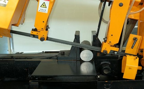 崇义数控带锯床自动送料精度会出现偏差吗？